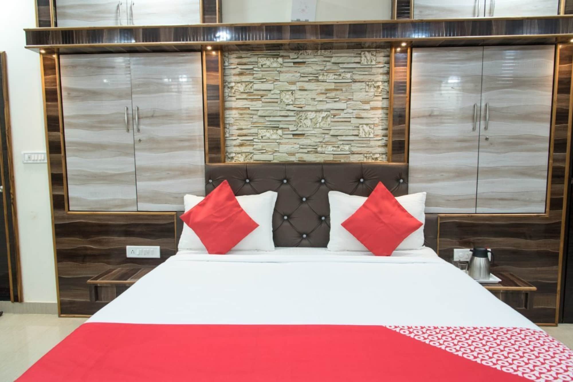 Oyo 11868 Rk Residency Ξενοδοχείο Ουνταϊπούρ Εξωτερικό φωτογραφία