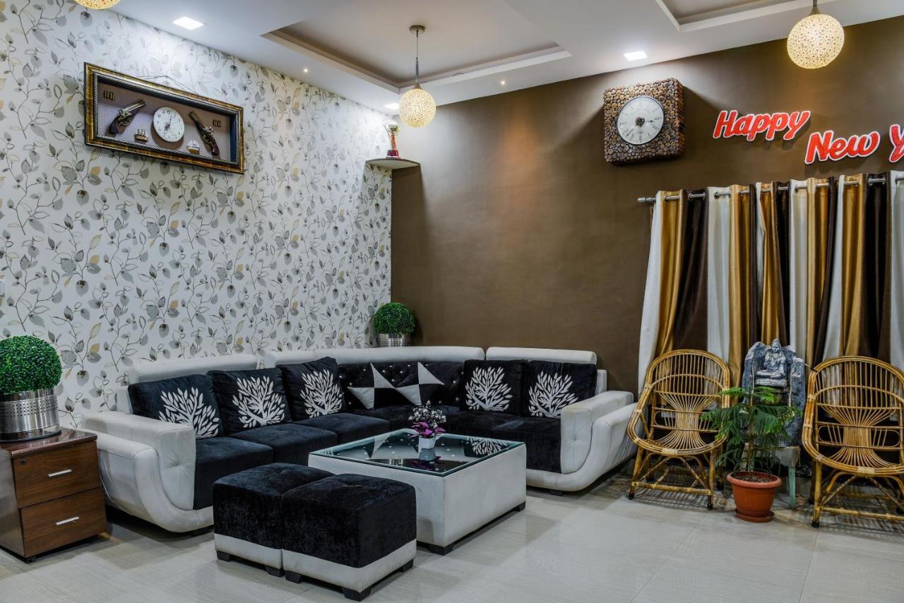 Oyo 11868 Rk Residency Ξενοδοχείο Ουνταϊπούρ Εξωτερικό φωτογραφία